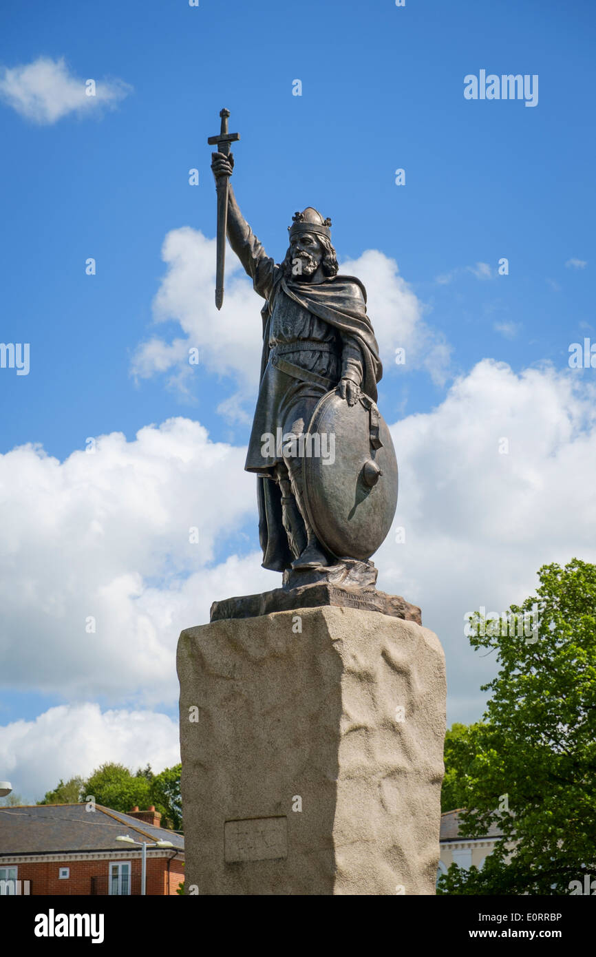 Re Alfredo il Grande statua in Winchester, Hampshire, Inghilterra, Regno Unito Foto Stock