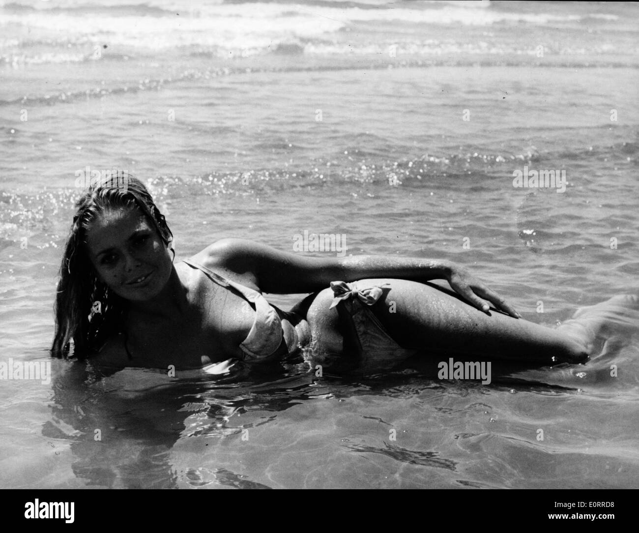 L'attrice Julie Fair si rilassa in ocean Foto Stock L'attrice Julie Fair si rilassa in ocean Foto Stock