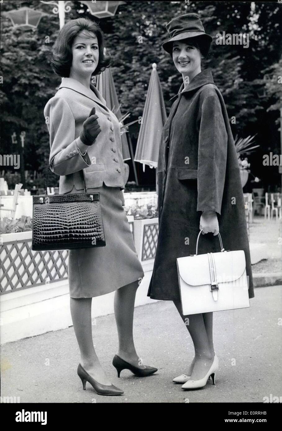 Maggio 05, 1960 - Pelle sfilata di moda: sarti e sarti da donna specializzato in cuoio usura sono ora mostrando le loro ultime collezioni. Agnello di sinistra di velluto vestito su misura. A destra, rosso cardinale rivestire, cappello di corrispondenza. Foto Stock