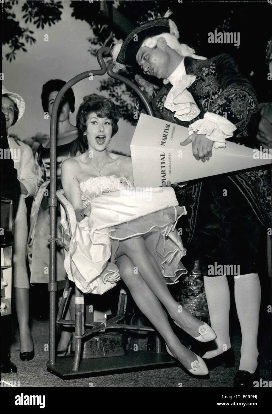 Maggio 05, 1960 - più fotografato del modello di Parigi il premio assegnato: Sandrine Angel, un manichino di Parigi, si è aggiudicato il Premio Pralin, un premio più fotografato un manichino pubblicizzato dell'anno & Pralina cioccolato candy in francese era il nome del famoso modello ucciso in un motore crash. Mostra fotografica di Sandrine Angelo riceve il suo peso in caramella. Foto Stock