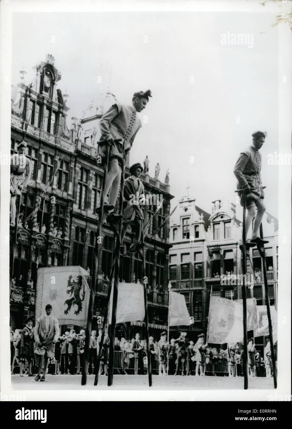 Maggio 05, 1960 - trampolieri dimostrare la loro arte a Bruxelles in onore del Royal visitatori provenienti da Olanda; la scena come trampolieri ha dato una dimostrazione della loro arte - parte delle cerimonie di fronte all'Hotel de Ville di Bruxelles - in onore della visita della capitale belga della regina Juliana e la principessa Beatrice dei Paesi Bassi. Foto Stock