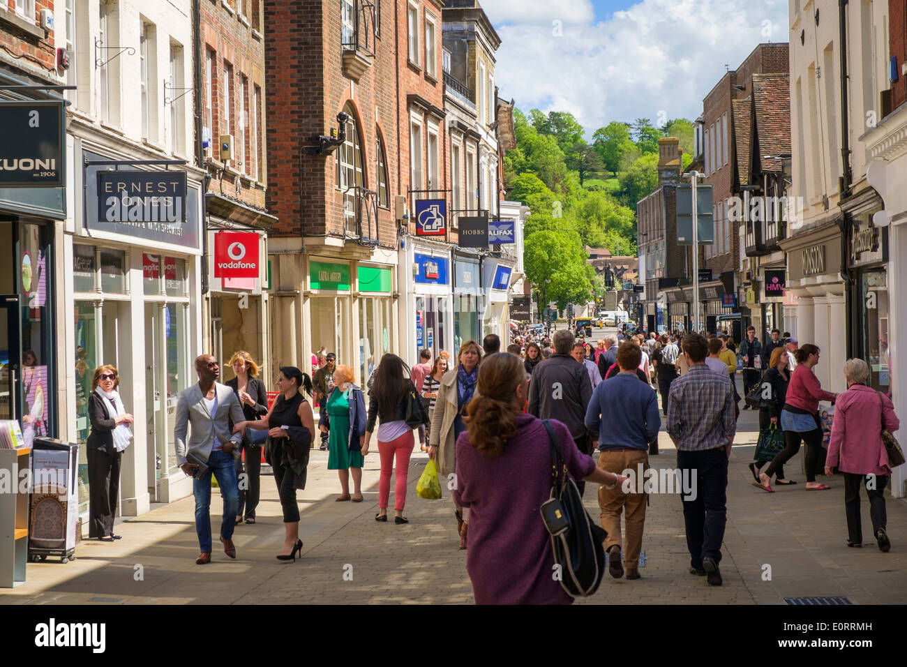 Affollata strada commerciale nel Regno Unito, con negozi in Winchester, Hampshire Foto Stock