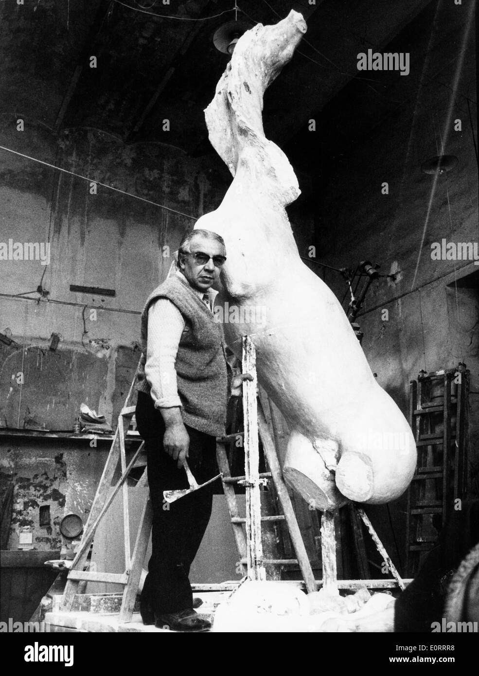 Scultore Pericle Fazzini lavora in studio Foto Stock