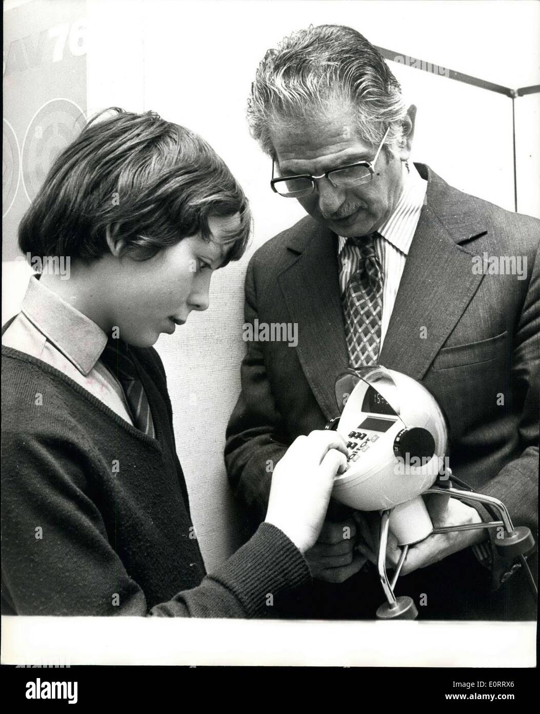 Maggio 08, 1960 - L'Audio Visual industriale ed educativo attrezzature di formazione Visualizza. La foto mostra: Sir Monty Finniston, Presidente della British Steel Corporation, guardando Kevin Power, 12, dimostra una digital aritmetica modulo di apprendimento presso l'Audio Visual industriale e la formazione attrezzature presso gli Stati Uniti centro commerciale, Langham Place, Marylebone, ieri. Foto Stock