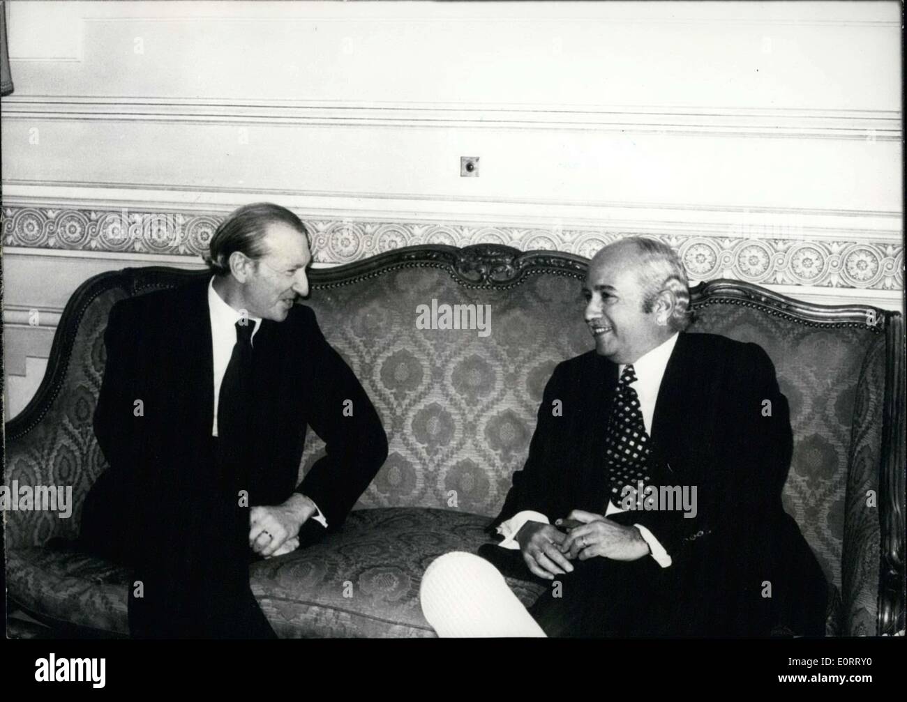 Maggio 08, 1960 - Il Ministro degli esteri Ismail Fahmy riceve il segretario generale dell ONU Waldheim: il Segretario Generale delle Nazioni Unite il dottor Kurt Waldheim è arrivato qui al Cairo ieri iniziando il suo 10-giorno tout per il medio oriente. Il ministro degli Affari Esteri egiziano Ismail Fahmy ricevuto Dr,Waldheim nel suo ufficio presso il Ministero degli affari esteri. Essi revieved la situazione attuale in Medio oriente e i passi per essere tken reconv alla conferenza di Ginevra dove un accordo di pace si spera possa essere portata. La foto mostra il Dr.Kurt Wladheim (L) e Ismail Fahmy(R) Foto Stock