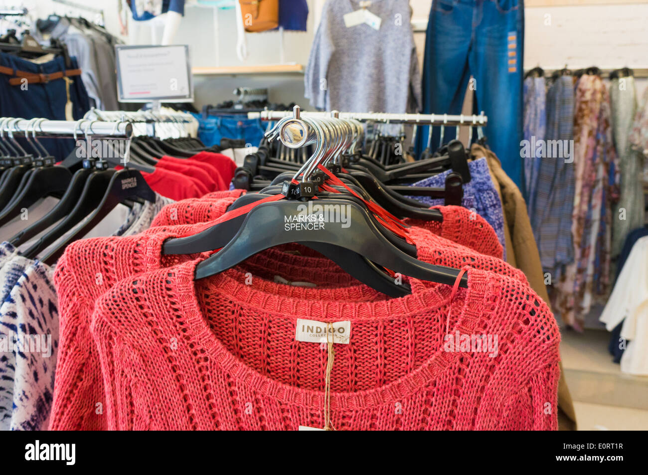Marks & Spencer - M&S - abbigliamento visualizza all'interno del negozio, England, Regno Unito Foto Stock