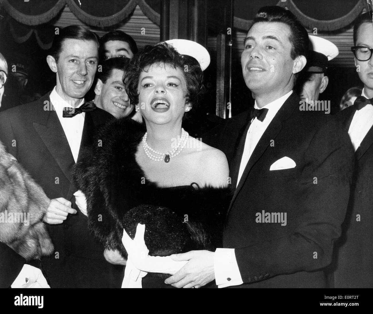 L'attrice Judy Garland ha divertimento con gli amici a una festa Foto Stock