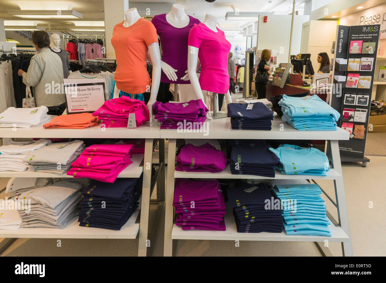 Marks & Spencer, M&S, abbigliamento visualizzare all'interno del negozio, England, Regno Unito Foto Stock Marks & Spencer, M&S, abbigliamento visualizzare all'interno del negozio, England, Regno Unito Foto Stock