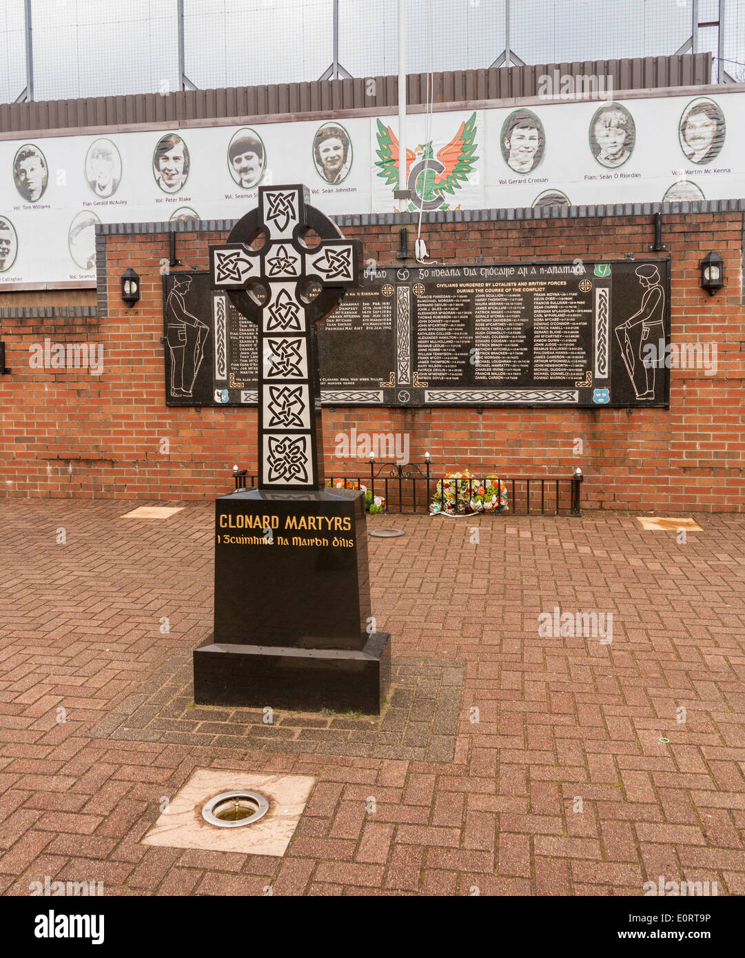 Memorial o croce monumento ai martiri di Clonard a Belfast, Irlanda del Nord Foto Stock