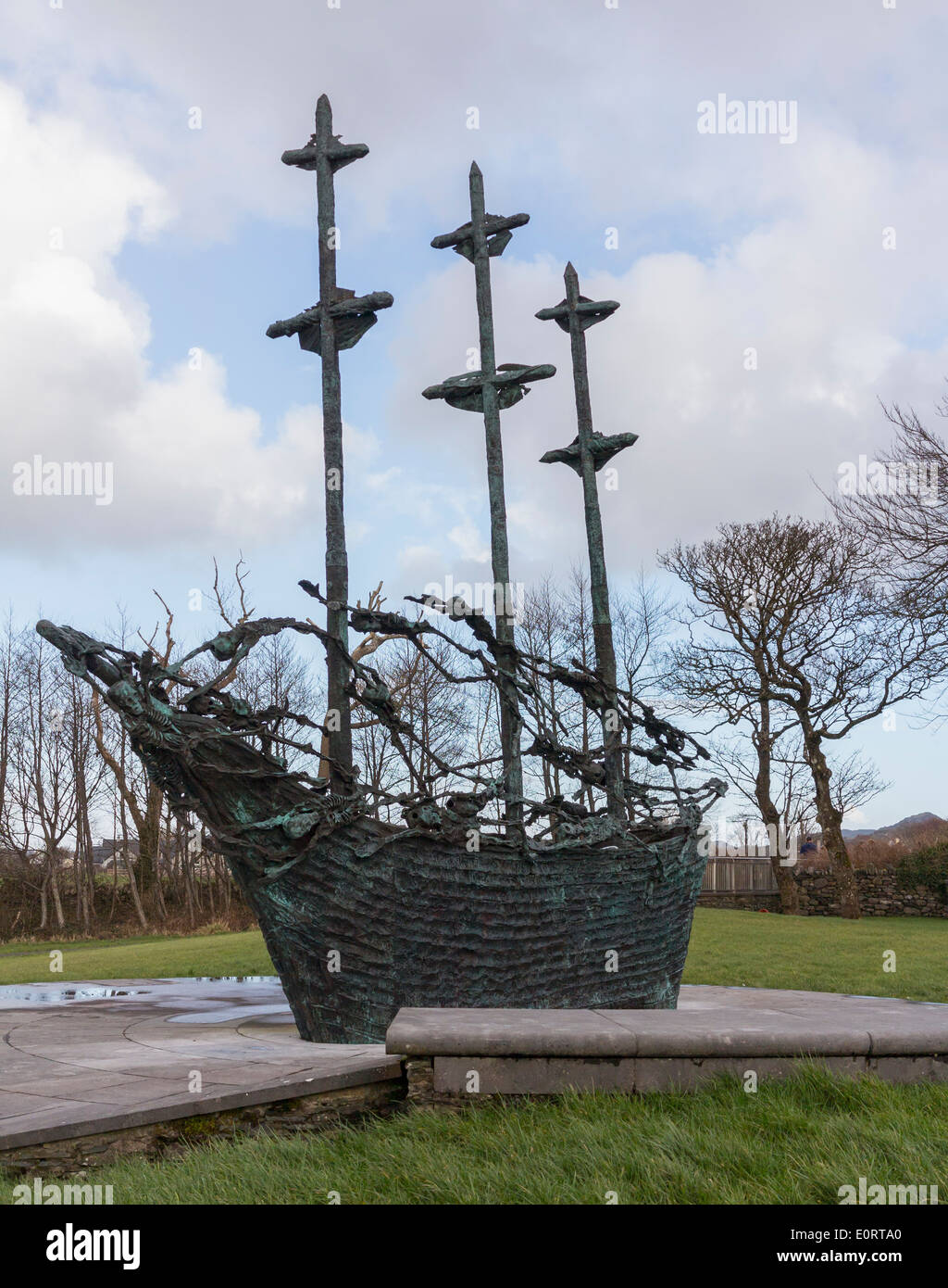 Scultura della nave bara arte pubblica a Murrisk, Contea di Mayo, Repubblica d'Irlanda per commemorare la grande carestia in Eire e l'emigrazione negli Stati Uniti Foto Stock