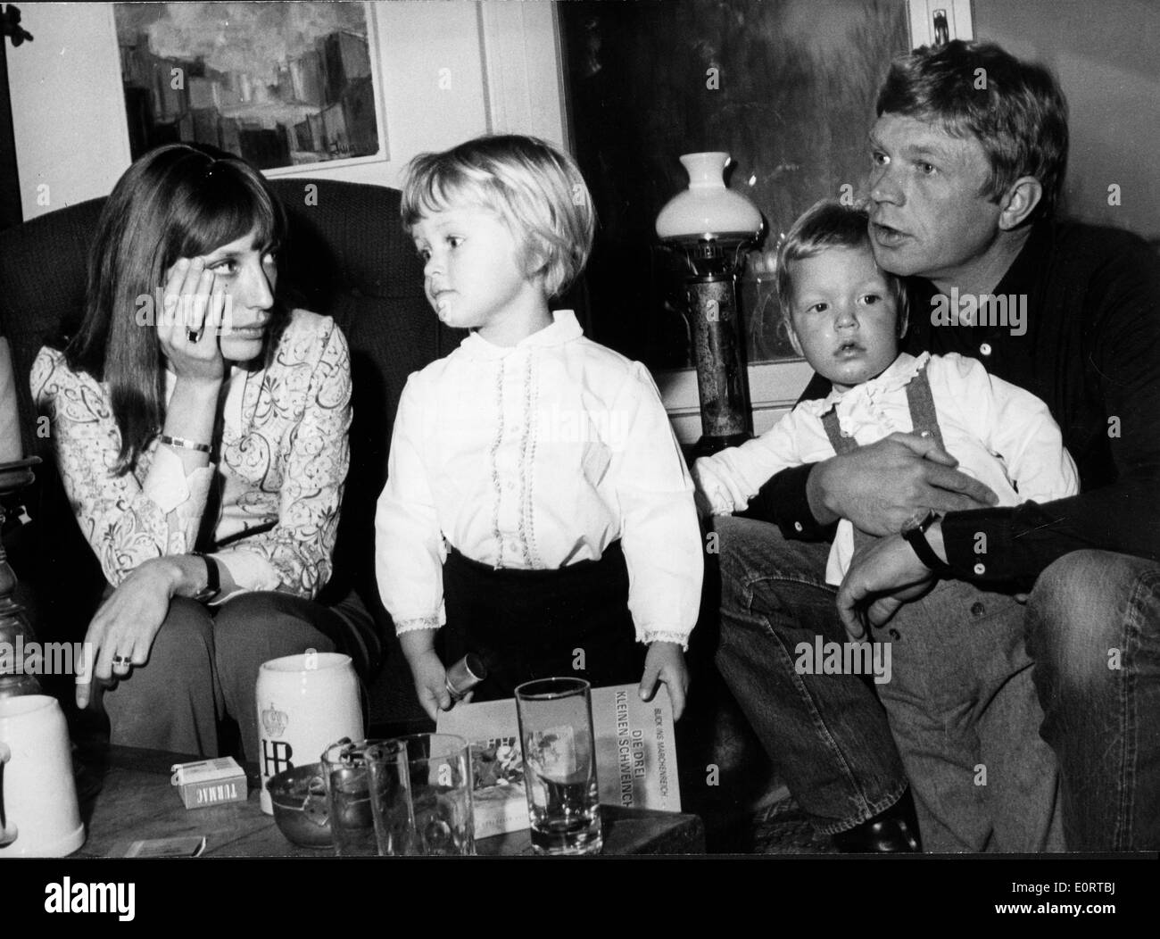 Attore Hardy Kruger con la famiglia Foto Stock