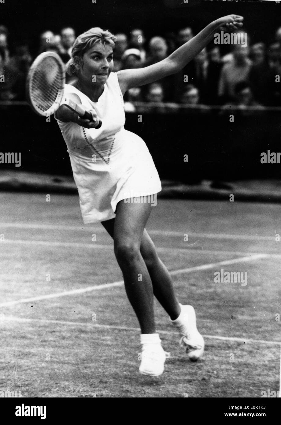 Tennis pro Karol Fageros compete in match Foto Stock