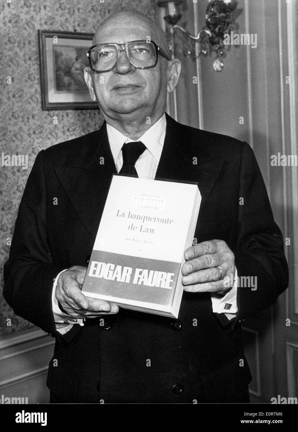 Il primo ministro Edgar Faure visualizza il suo libro Foto Stock