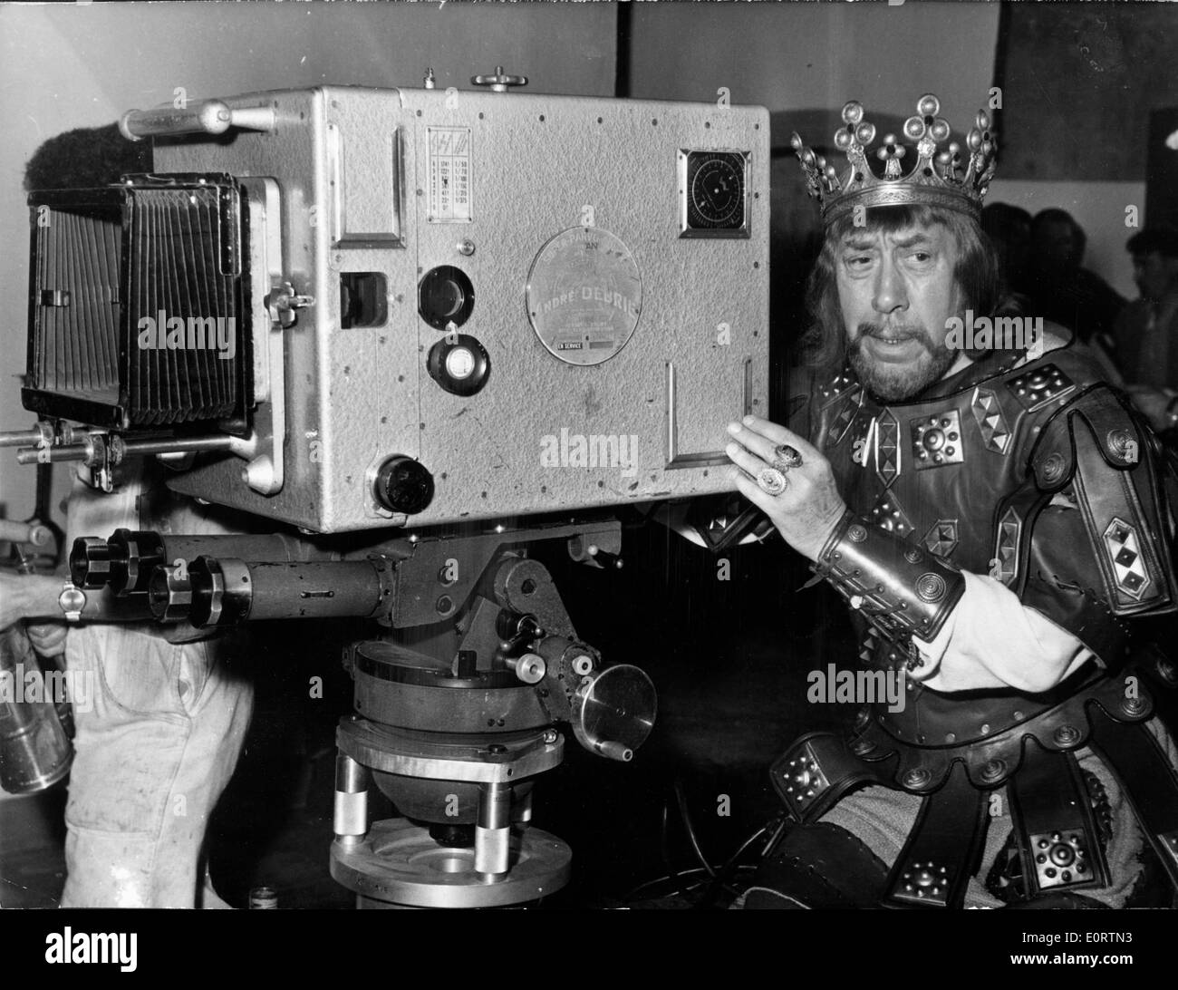 Attore Fernandel su un set cinematografico come un re Foto Stock