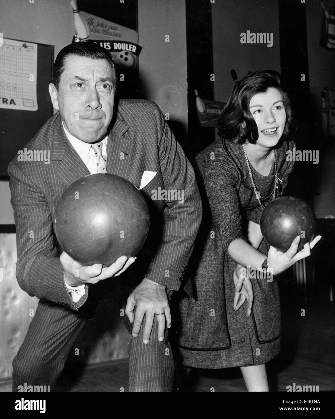 Attore Fernandel bowling con una donna Foto Stock