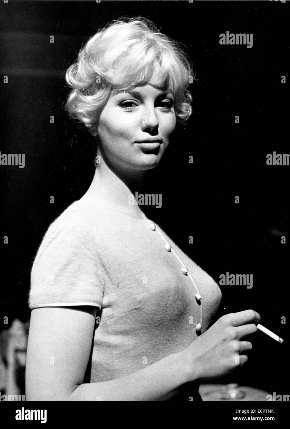L'attrice Mylene Demongeot fumare una sigaretta Foto Stock