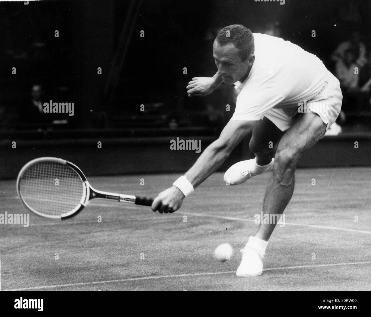 Tennis pro Neale Fraser durante una partita Foto Stock