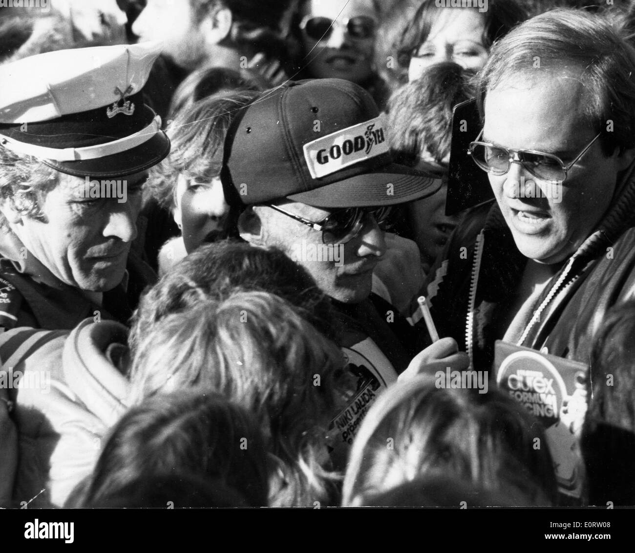 Racer Niki Lauda intervistato dai cronisti circostante Foto Stock