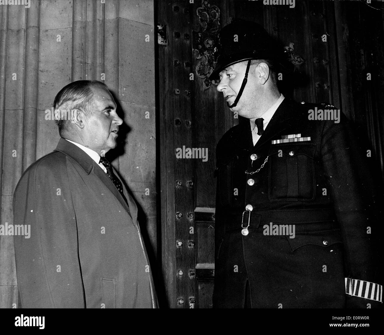 Politico Norman Dodds parla con un poliziotto Foto Stock
