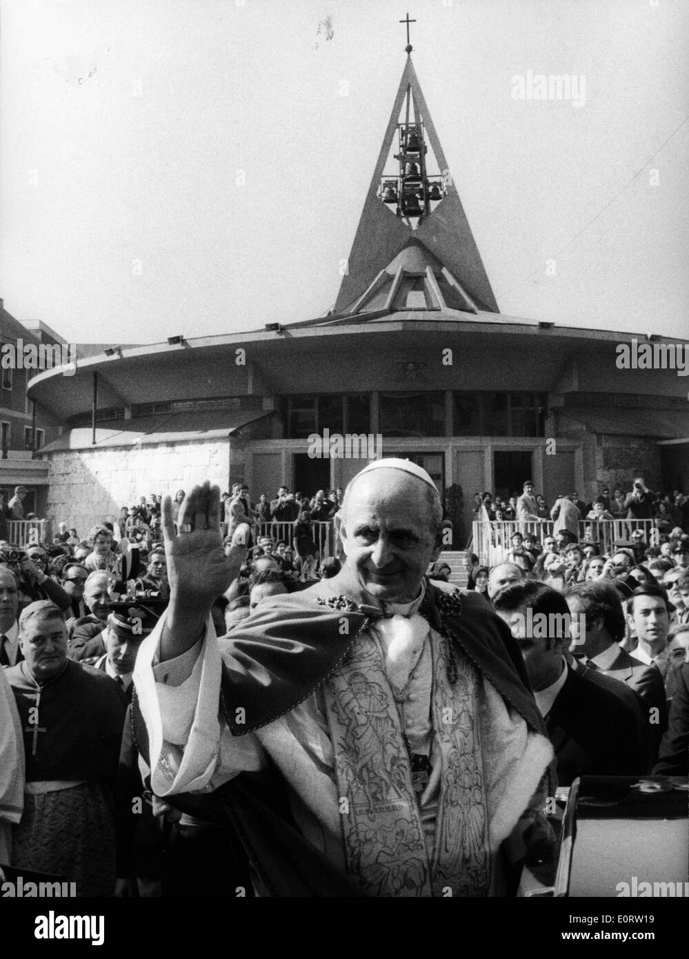 Papa Paolo VI visite piccola chiesa sulla Pasqua Foto Stock