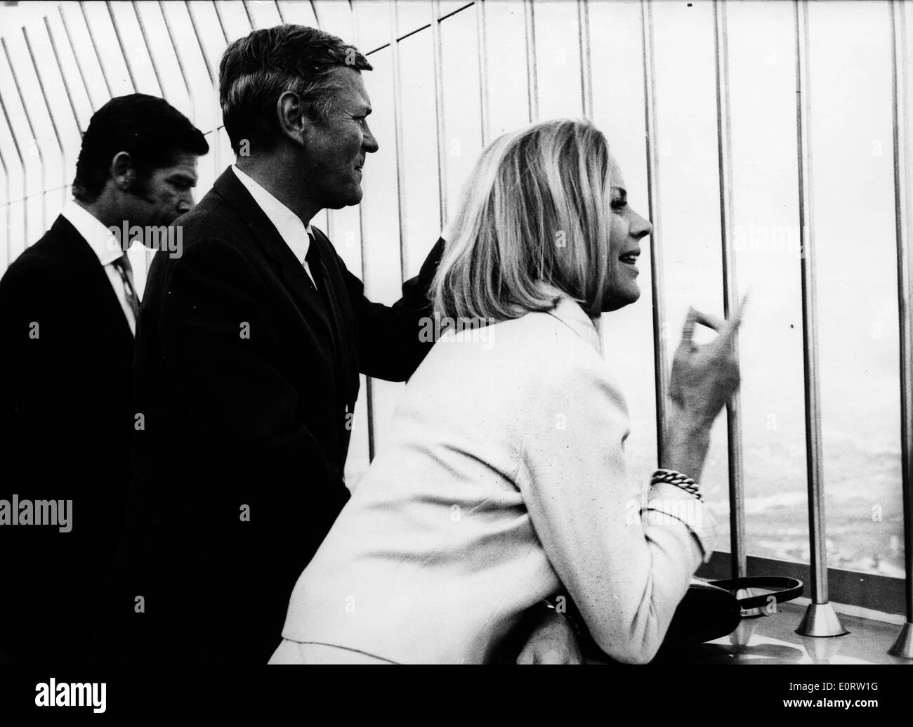 Attore Peter van Eyck occhi vede con gli amici Foto Stock