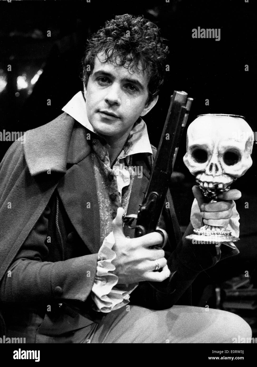 Ritratto di David Essex con la pistola e il cranio Foto Stock