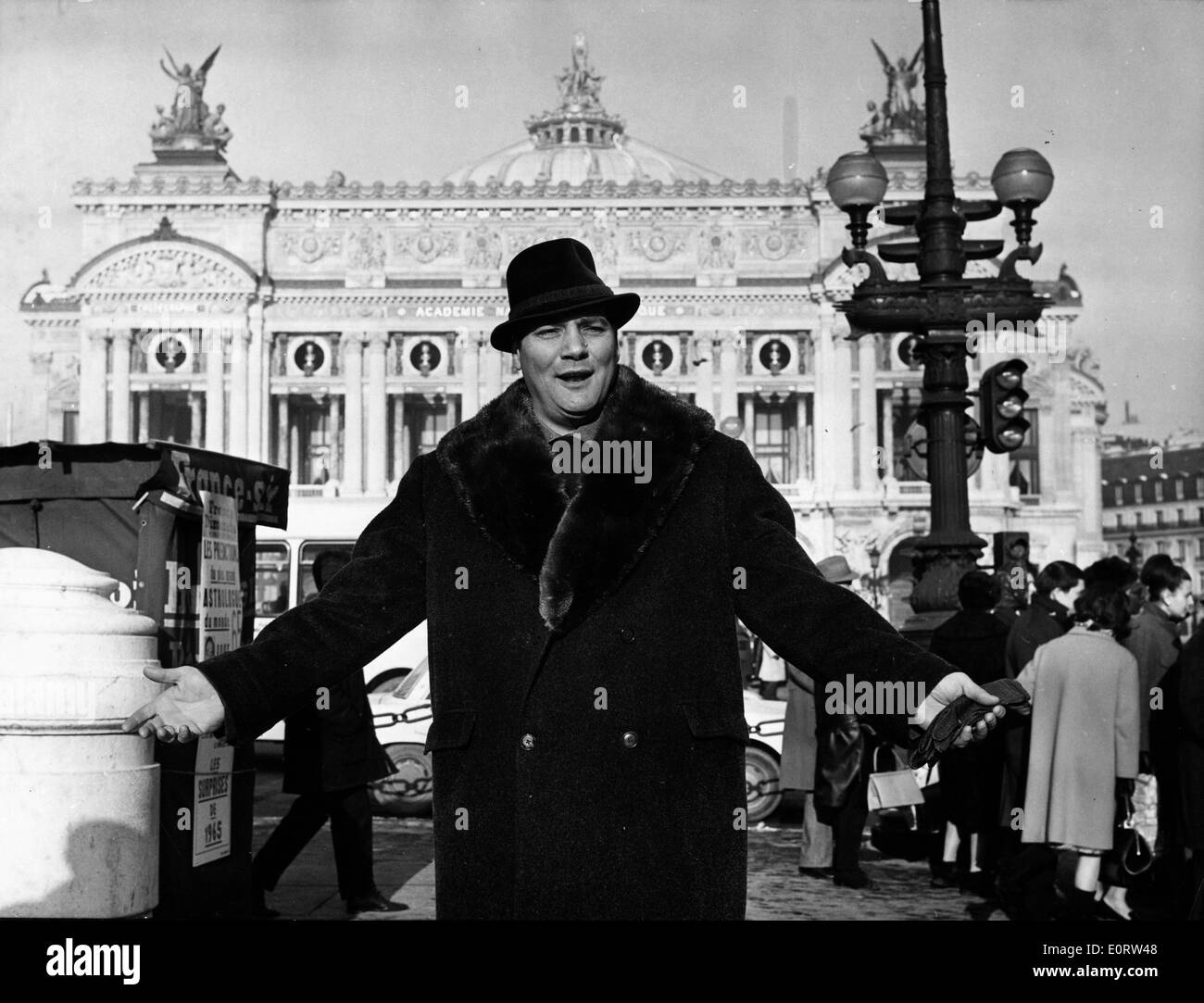 Tenor Eugenio Fernandi fuori dall'Opera di Parigi Foto Stock