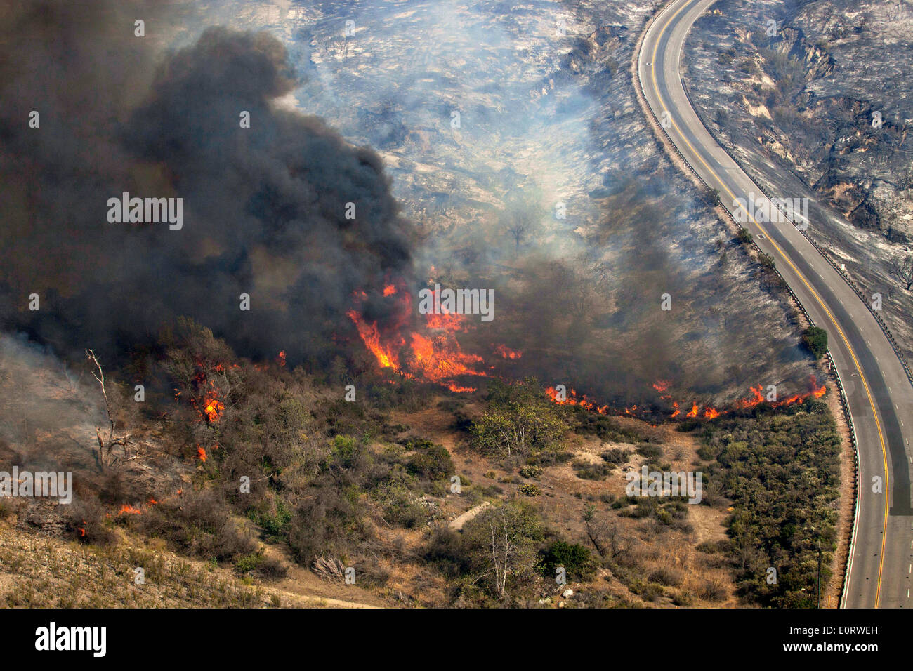 Vista aerea del San Mateo wildfire come esso brucia le colline intorno a Camp Talega Maggio 16, 2014 a Camp Pendleton, California. Le evacuazioni forzate oltre 13.000 persone dalle loro case come il fuoco bruciavano attraverso San Diego County. Foto Stock