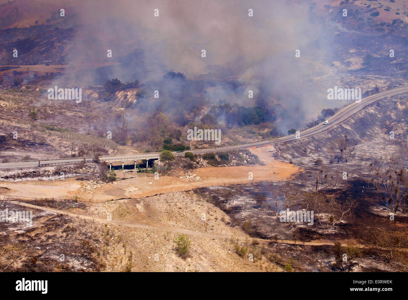 Vista aerea del San Mateo wildfire come esso brucia le colline intorno a Camp Talega Maggio 16, 2014 a Camp Pendleton, California. Le evacuazioni forzate oltre 13.000 persone dalle loro case come il fuoco bruciavano attraverso San Diego County. Foto Stock