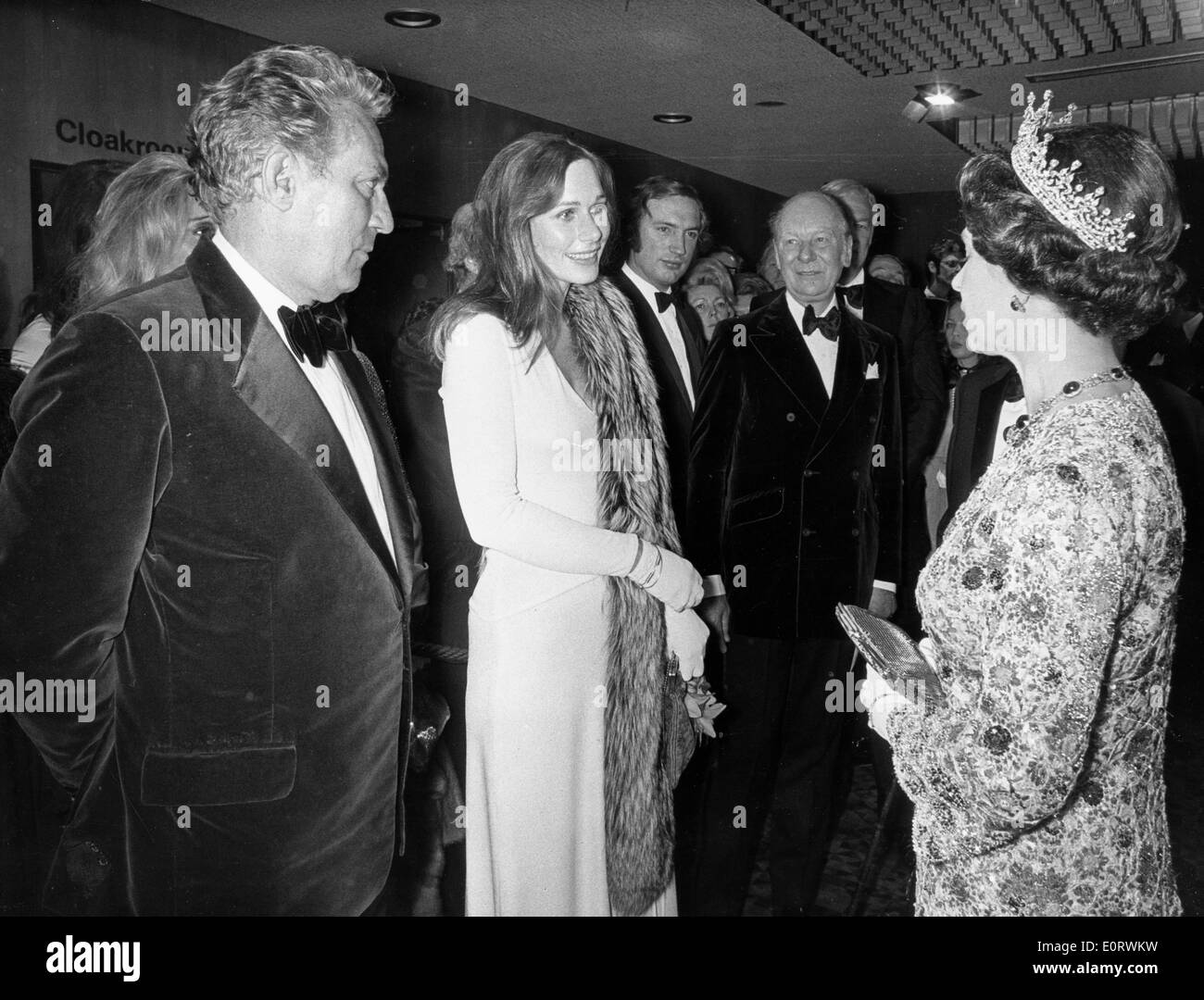Attore Peter Finch incontra la Regina Elisabetta II Foto Stock