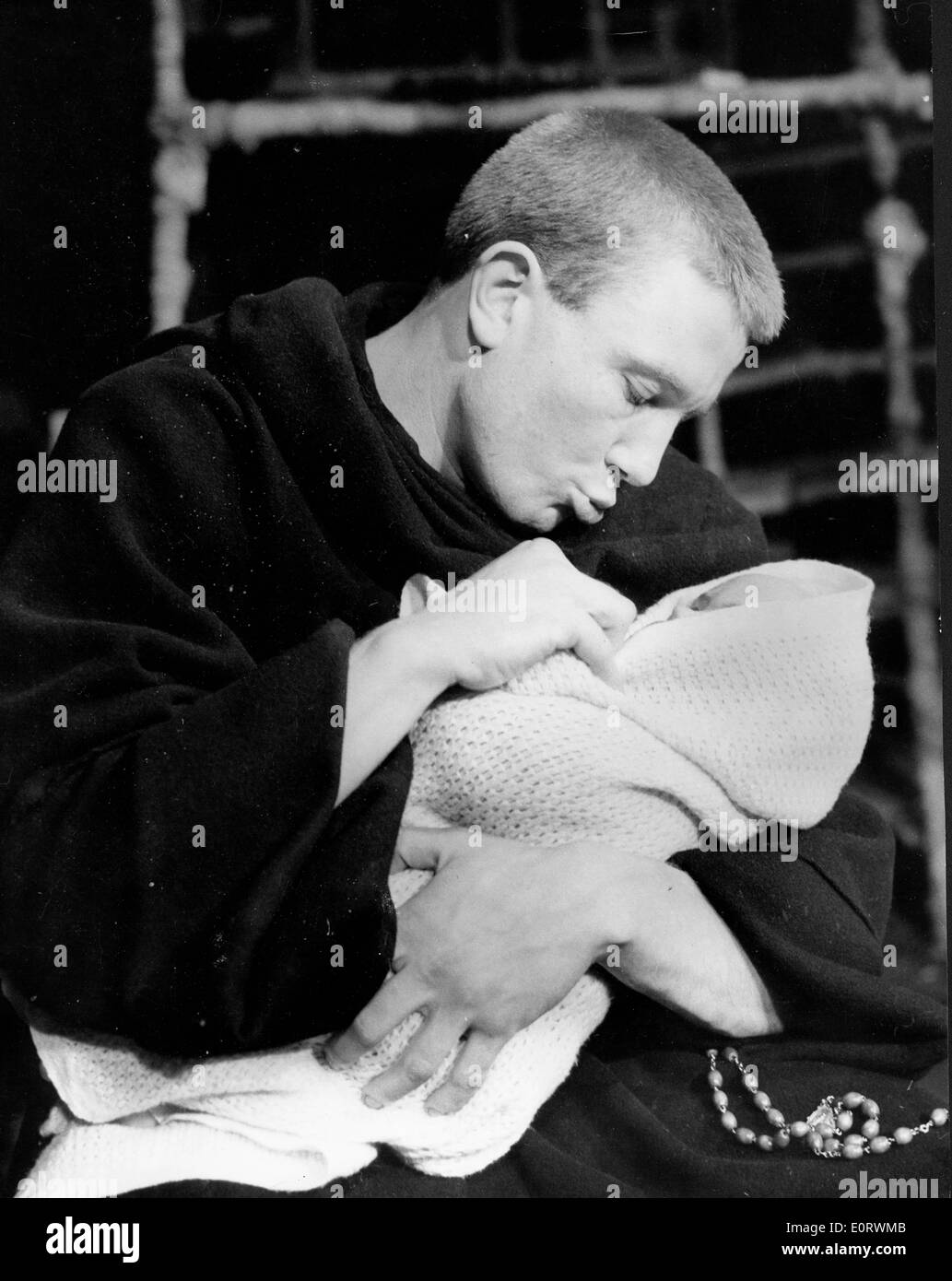 Attore Albert Finney tenendo il bambino nella scena del film Foto Stock
