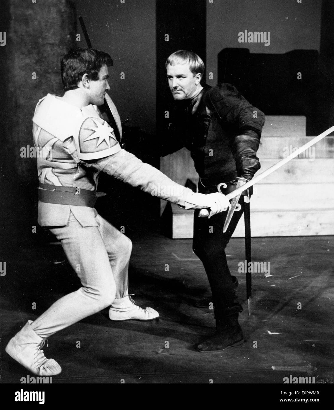 Attore Albert Finney combattimenti con la spada in una scena del film Foto Stock