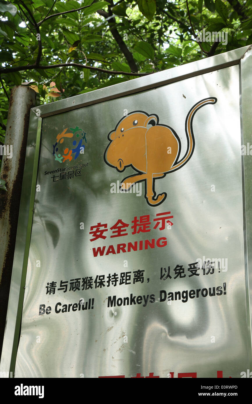 Segnale di avvertimento per indicare le scimmie in 'Sanche Star Park" (Qixing Gongyuan) in Guilin. Foto Stock