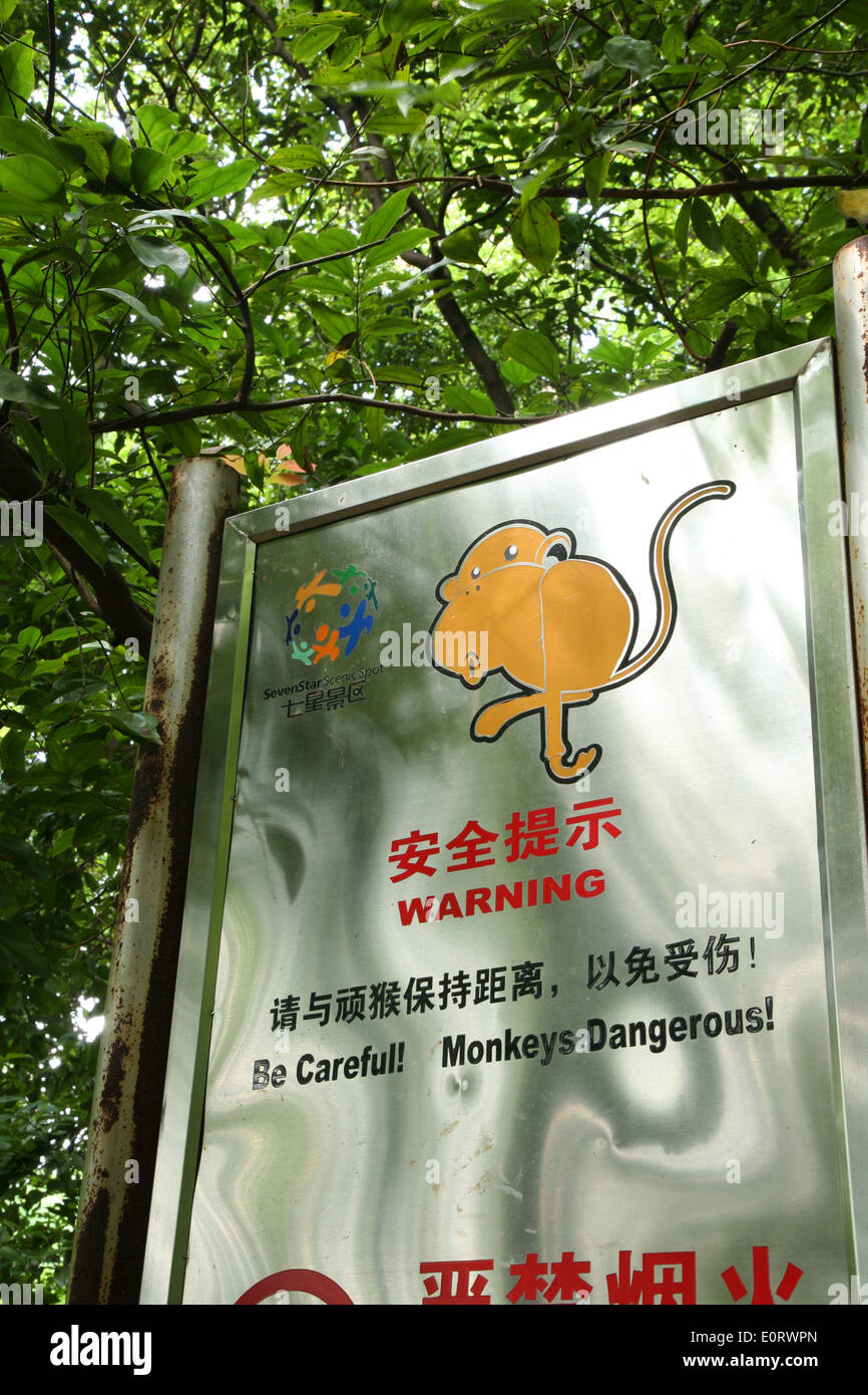 Segnale di avvertimento per indicare le scimmie in 'Sanche Star Park" (Qixing Gongyuan) in Guilin. Foto Stock