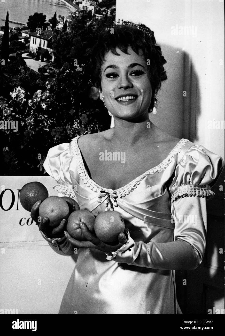 L'attrice Annie Girardot azienda arance Foto Stock