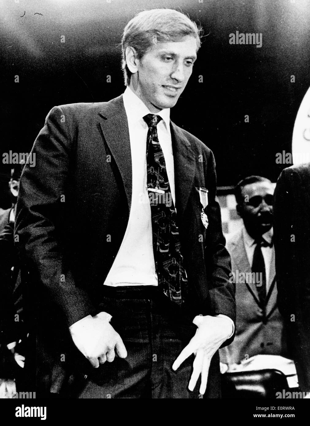 Il Granmaestro Bobby Fischer che indossa il suo premio Foto Stock