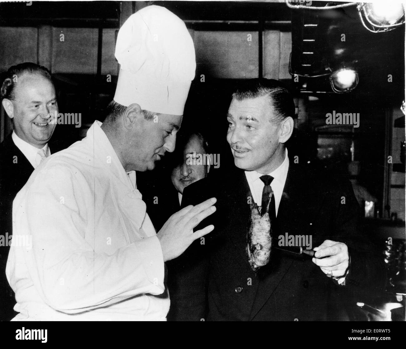 Attore Clark Gable colloqui con chef presso un ristorante Foto Stock