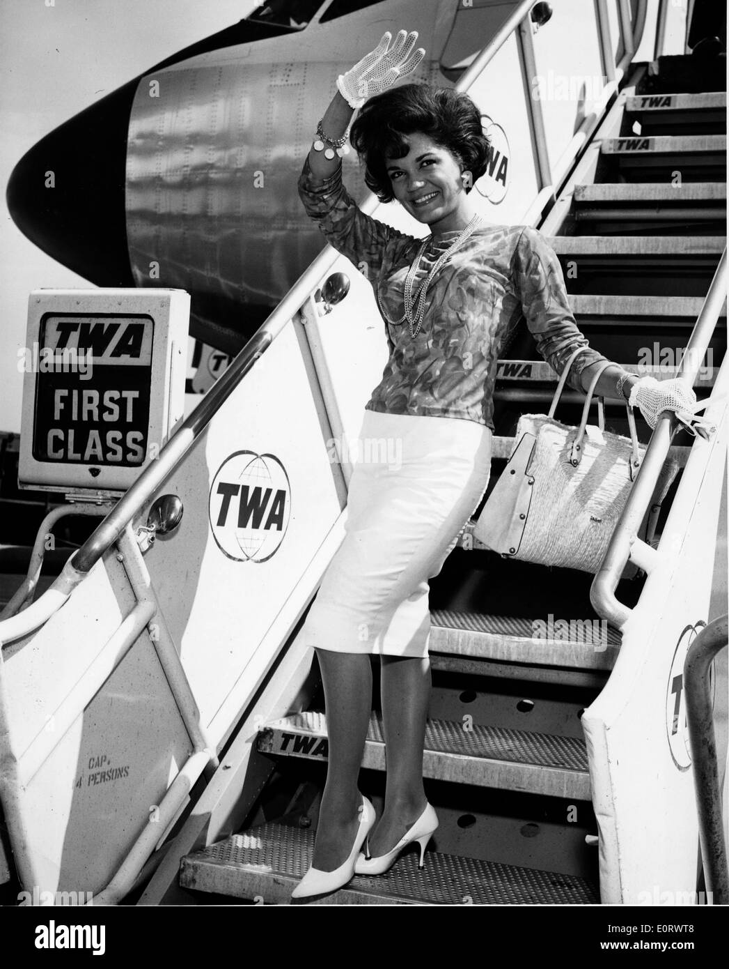 Il cantante Connie Francis che arrivano tramite un volo TWA Foto Stock