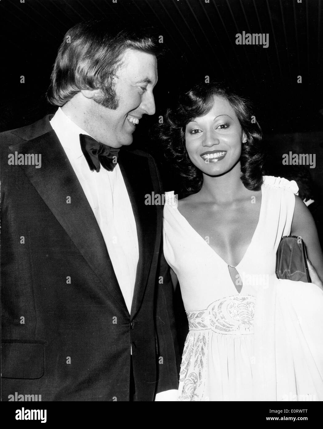 Il giornalista David Frost con la fidanzata Diahann Carroll Foto Stock Il giornalista David Frost con la fidanzata Diahann Carroll Foto Stock