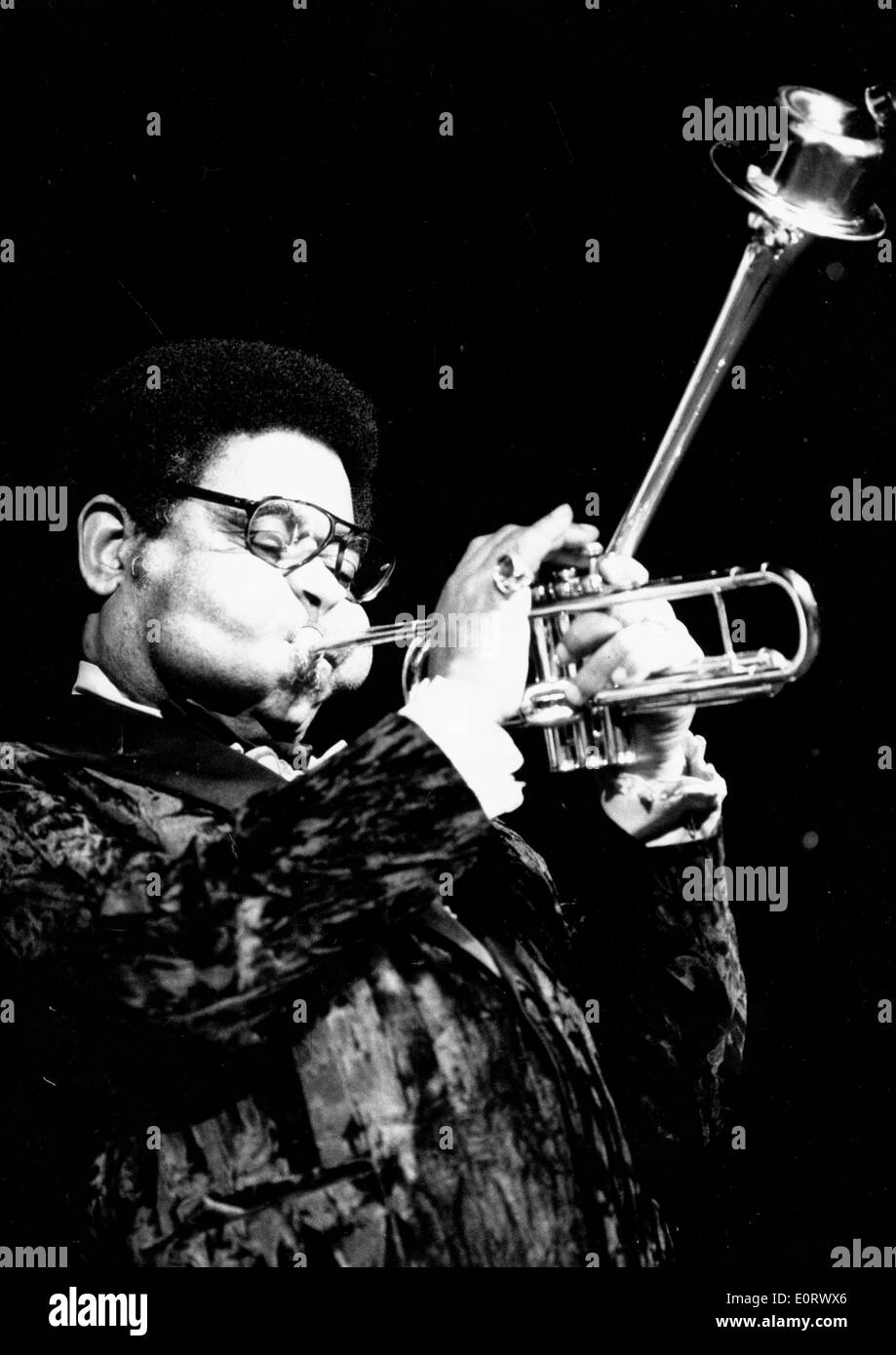 Trombettista Dizzy Gillespie suona in concerto Foto Stock