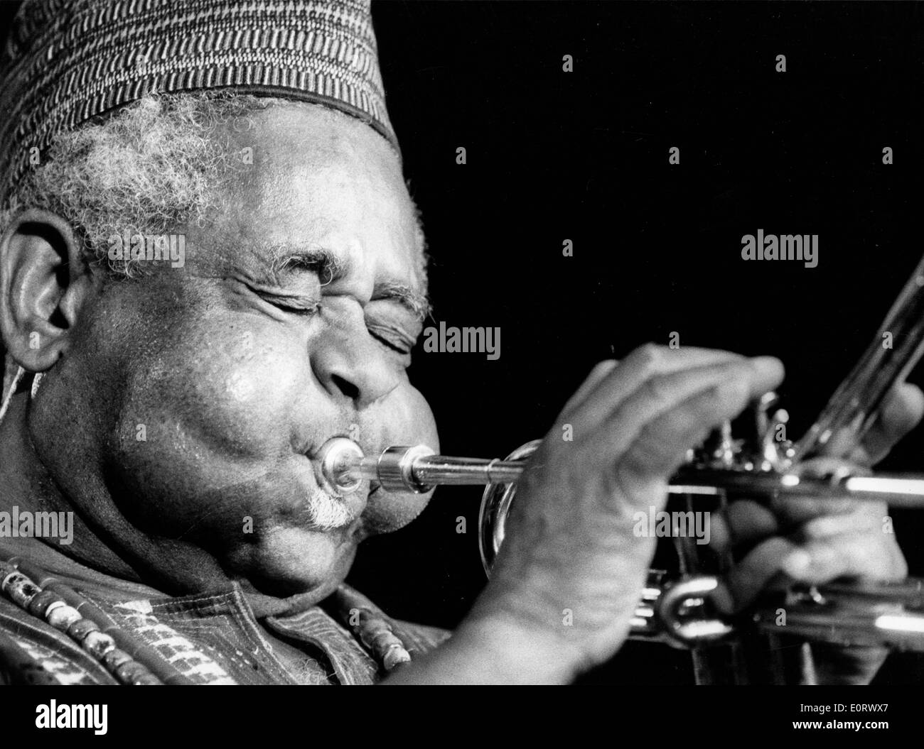 Trombettista Dizzy Gillespie suona in concerto Foto Stock