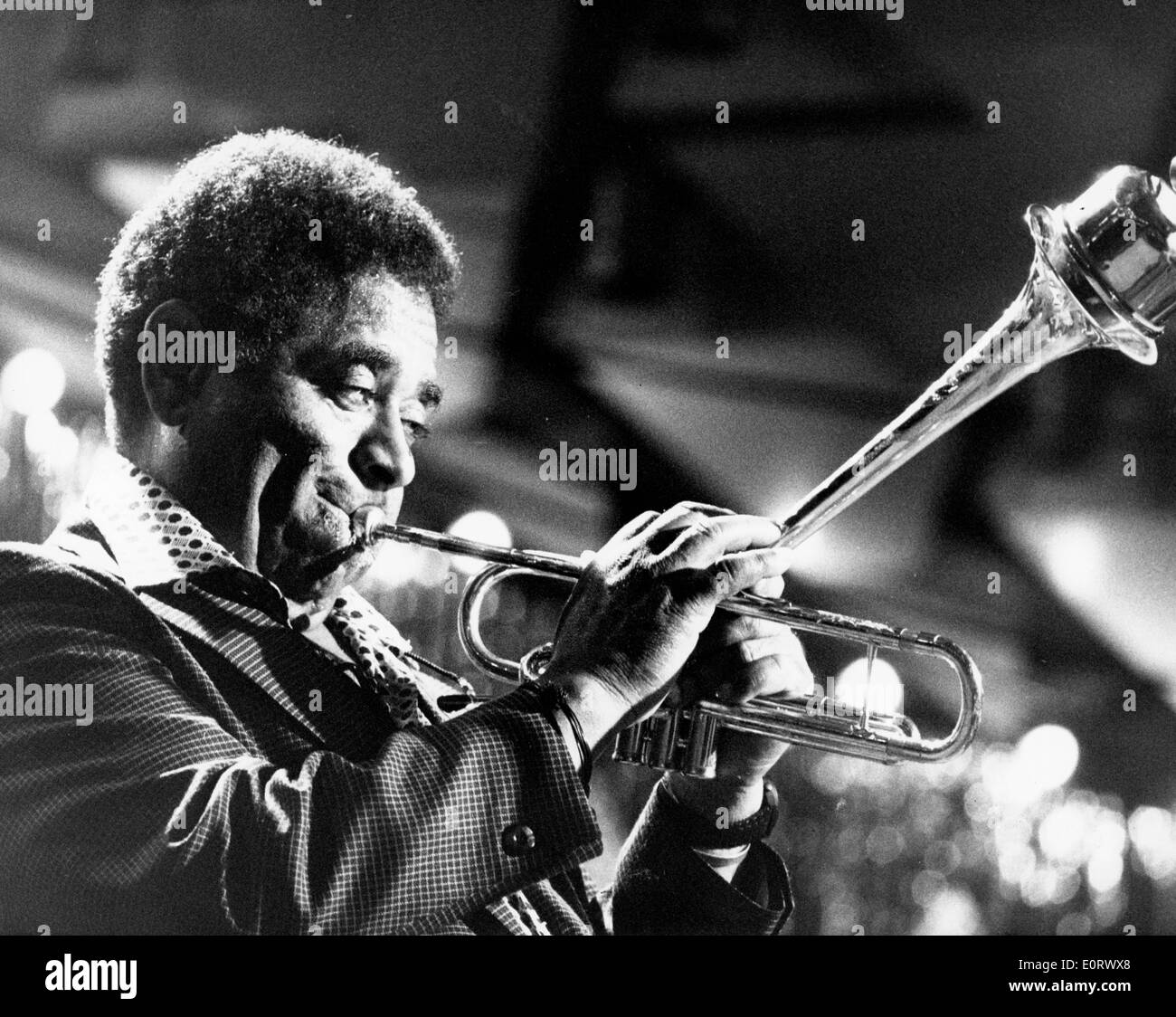 Trombettista Dizzy Gillespie suona in concerto Foto Stock