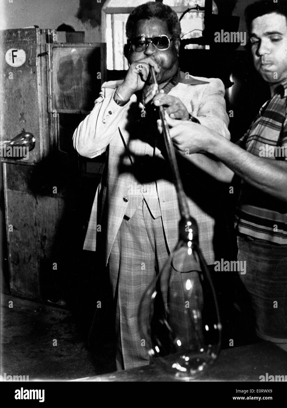 Trombettista Dizzy Gillespie la soffiatura del vetro Foto Stock