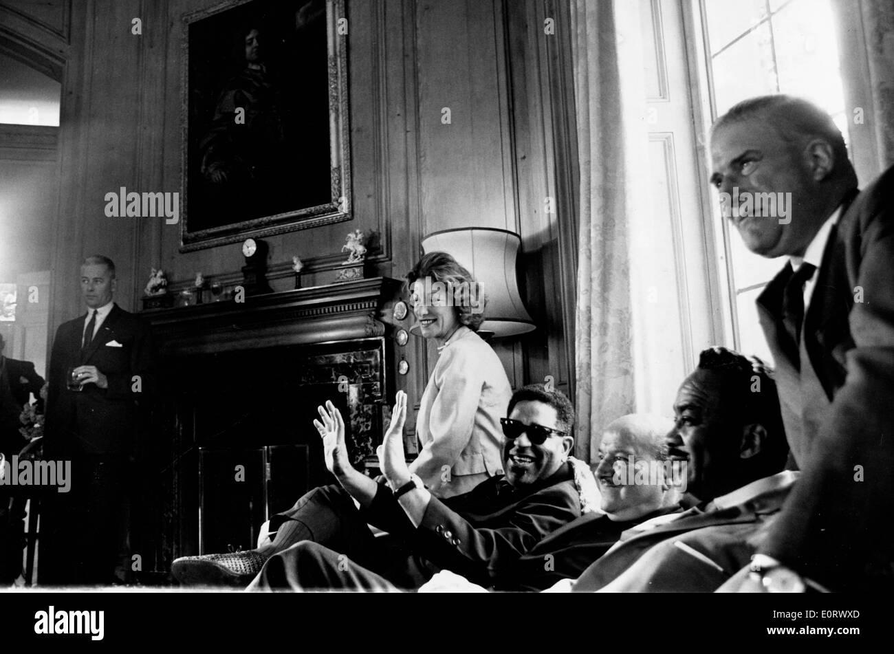 Trombettista Dizzy Gillespie chat con gli amici Foto Stock