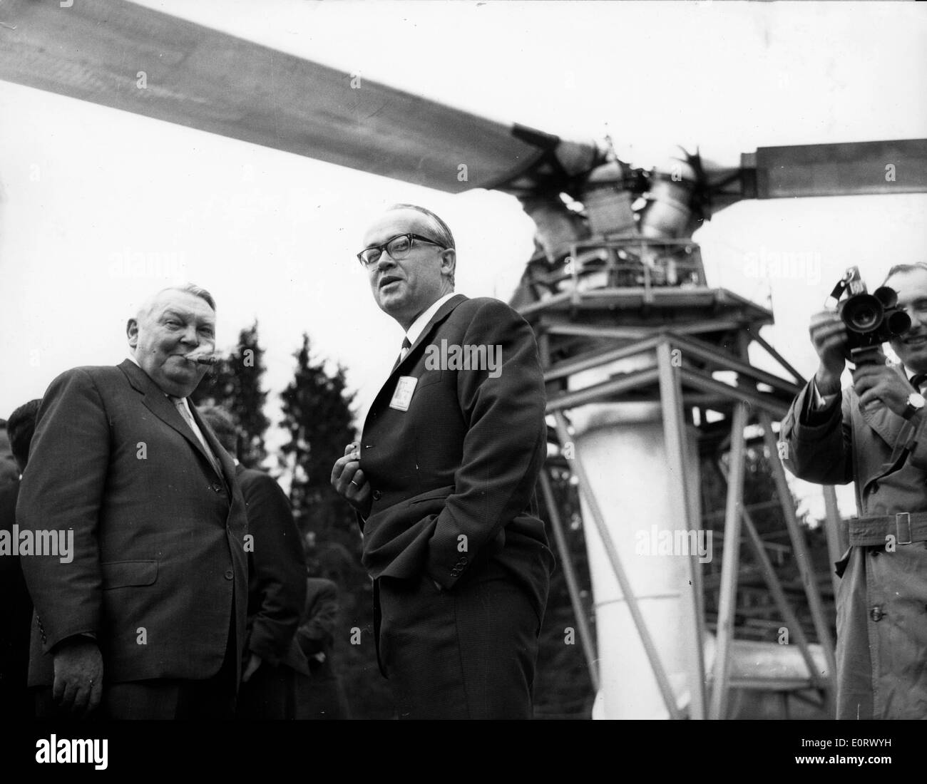 Il cancelliere Ludwig Erhard in corrispondenza di un evento stampa Foto Stock