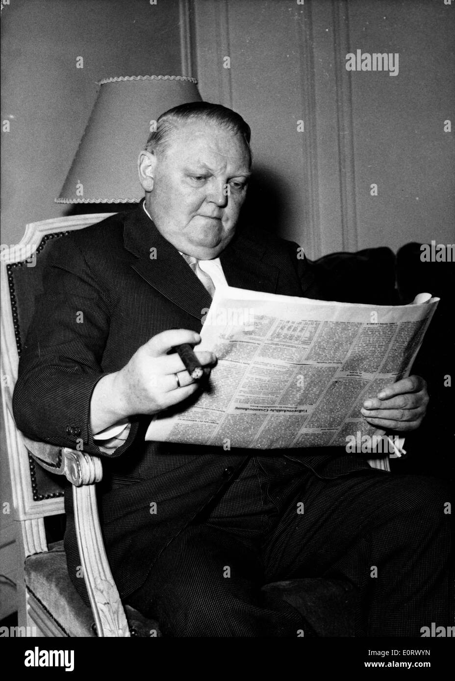 Ludwig Erhard leggendo il giornale Foto Stock