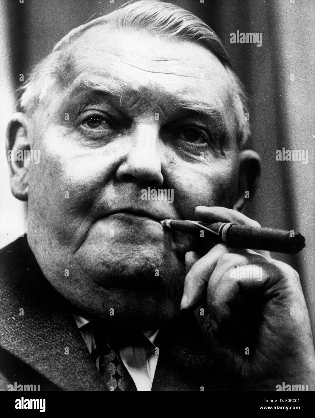 Ludwig Erhard Fumare Un Sigaro Foto Stock Alamy