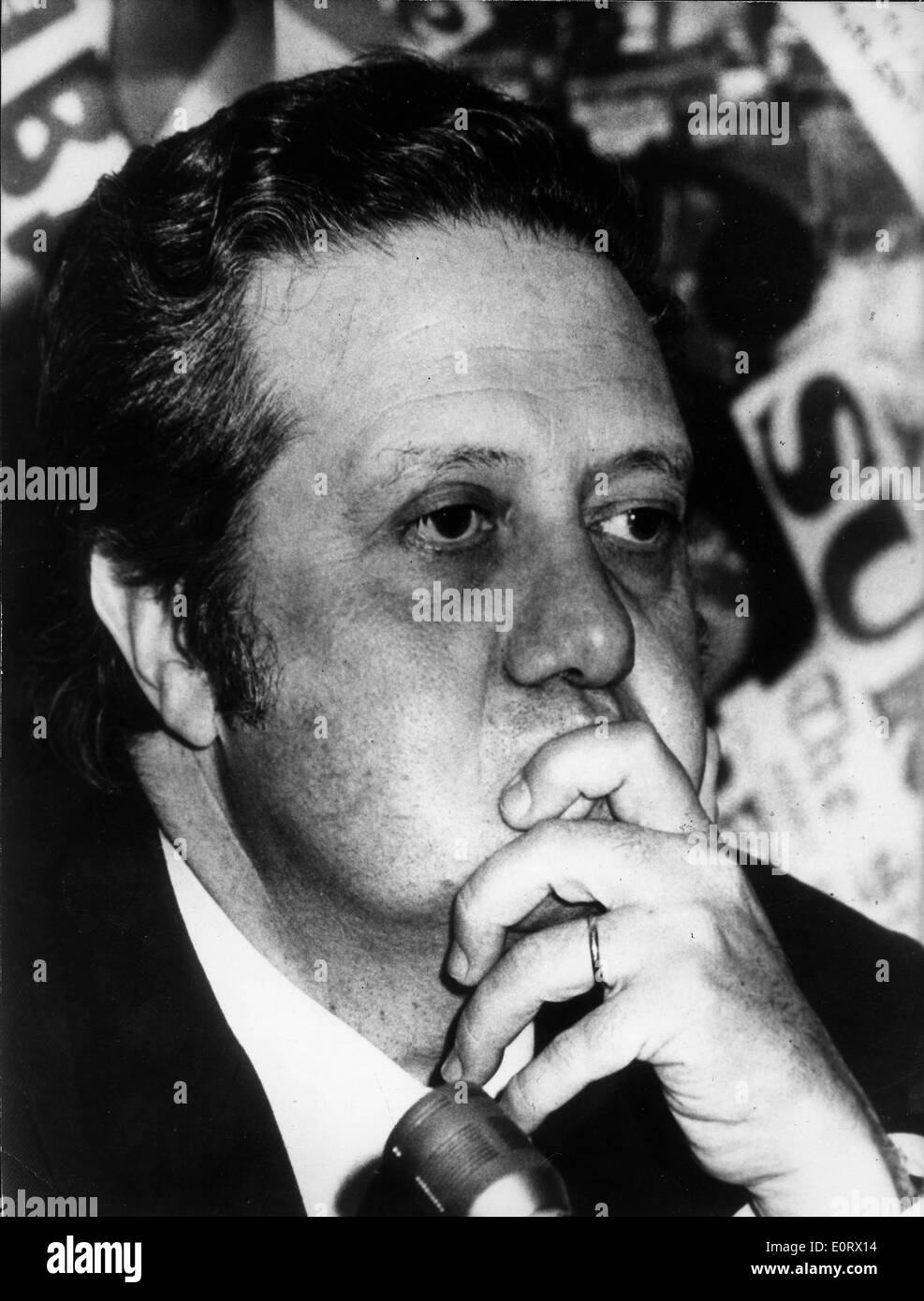 Close-up del presidente Mario Soares pensando Foto Stock