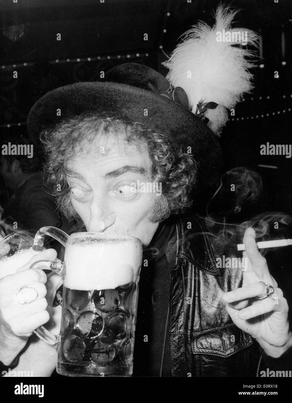 Il comico Marty Feldman avente un drink presso il bar Foto Stock