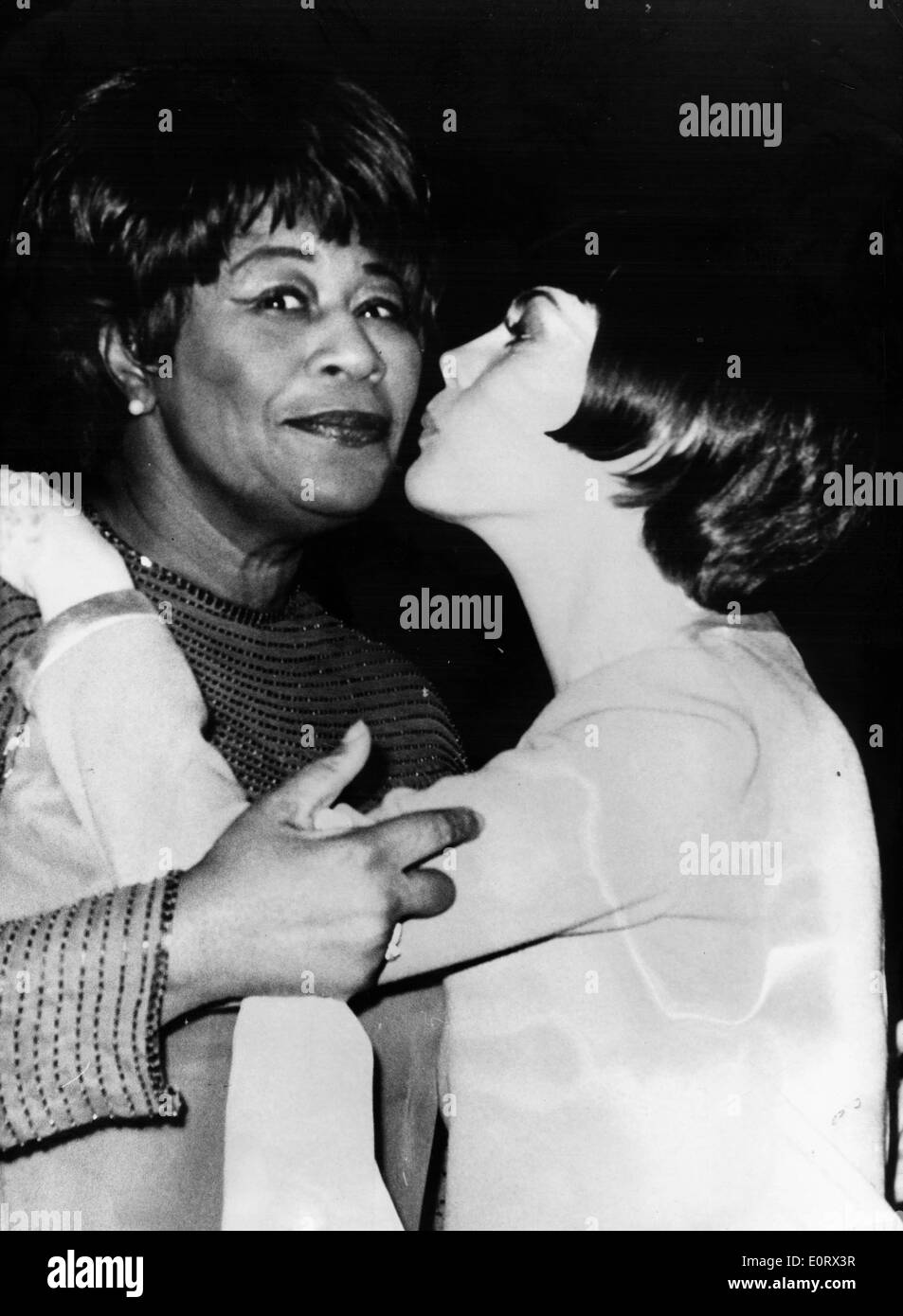 Il cantante Ella Fitzgerald viene baciato sulla guancia da un amico Foto Stock